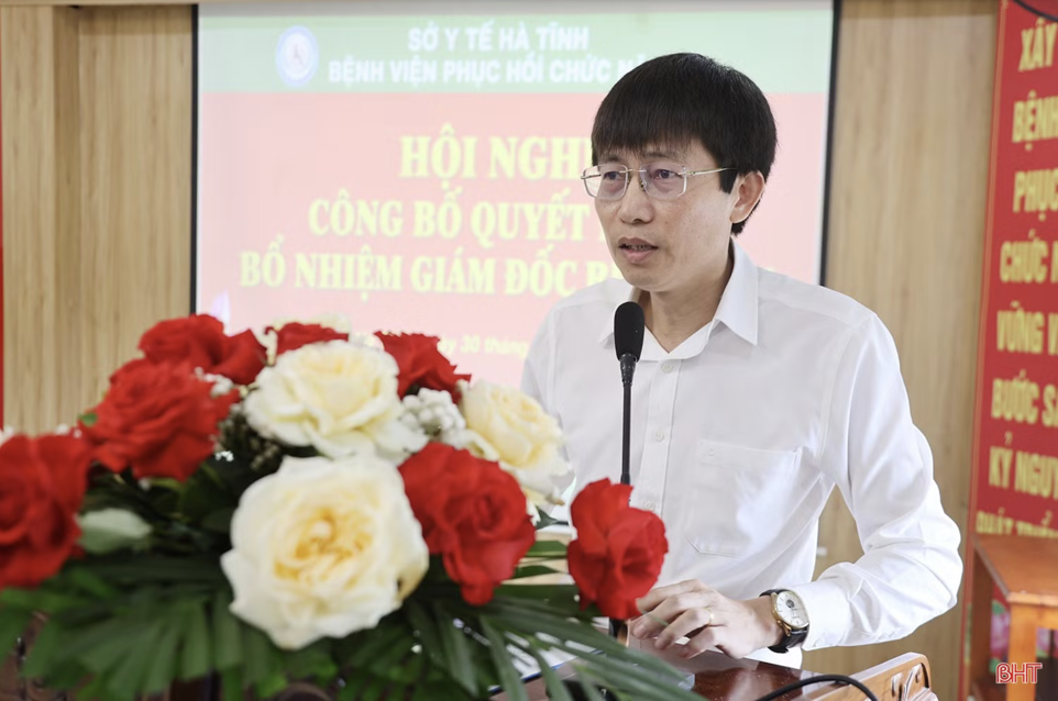 Trưởng phòng Tổ chức - Hành chính, Sở Y tế Hoàng Song Hào công bố quyết định của Chủ tịch UBND tỉnh về bổ nhiệm cán bộ.